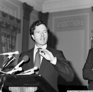 ["Senator John Heinz speaks to an audience in a Senate building about the Dislocated Workers Improvement Act."]%