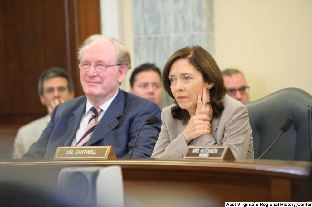 ["Senators John D. (Jay) Rockefeller and Maria Cantwell sit beside one another at a Commerce Committee hearing."]%